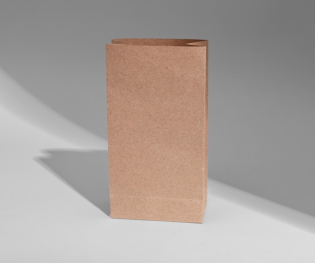 Beige Kraft-Papierbeutel-Mockup Handwerksbeutelverpackung aufrecht