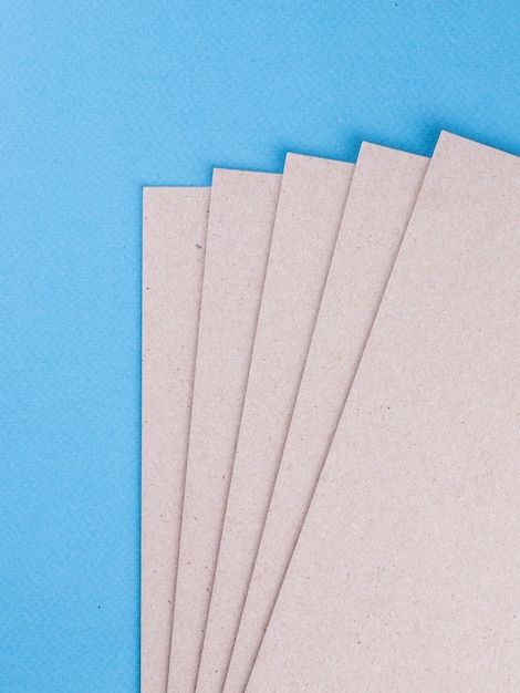 Beige Kraftpapier-Textur, hochauflösender abstrakter Hintergrund, Pappblatt-Hintergrund, isoliert auf blauem Nahaufnahme