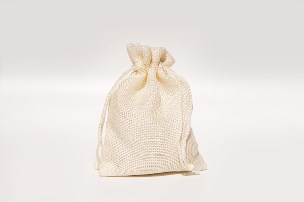 Beige Schleiftasche auf weißem Hintergrund