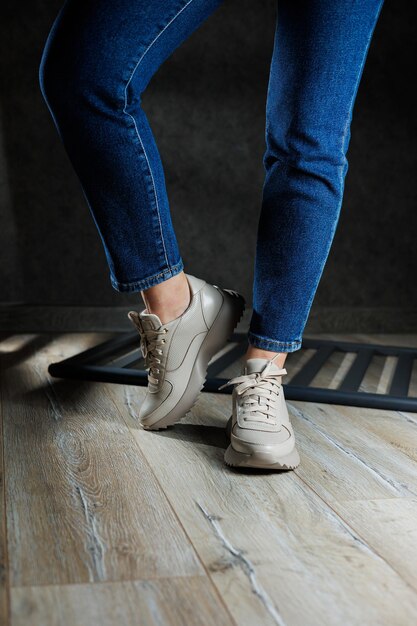 Beige Sneakers für Frauen Sammlung von Lederschuhen für Frauen Weibliche Beine in Leder Beige Casual Sneakers Stilvolle Sneaker für Frauen