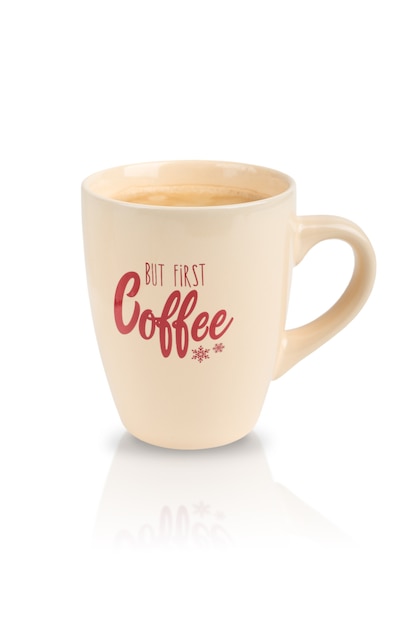 Beige Tasse mit roter Beschriftung voller Kaffee lokalisiert auf weißem Hintergrund