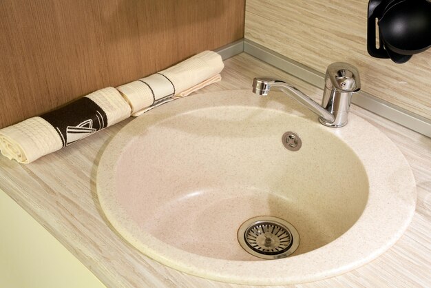 Beige Waschbecken unter einem Stein