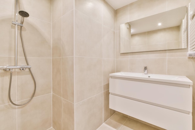 Beiges Badezimmer mit moderner ebenerdiger Dusche in einer Luxuswohnung