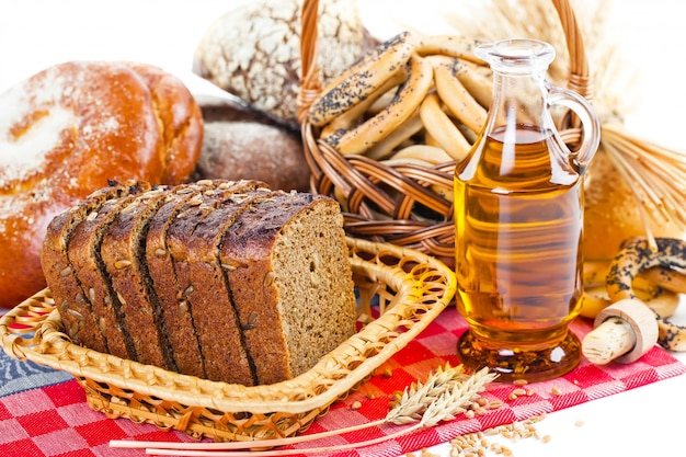 Beiges Weißbrot auf weißem Grund