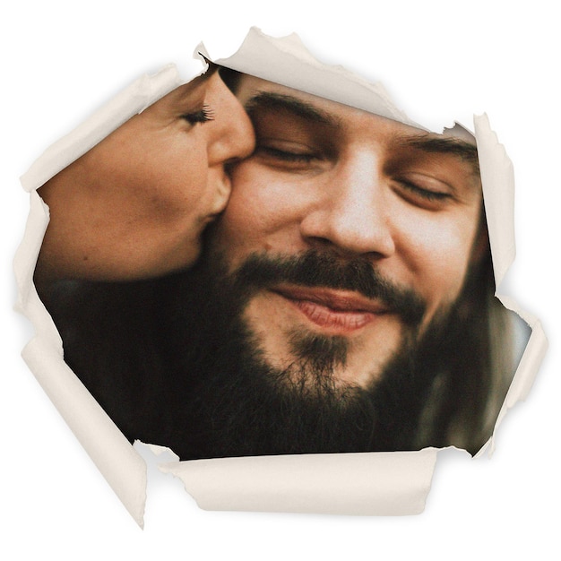 Beijando a bochecha adesivo de crachá png casal bonito no centro foto de papel rasgada fundo transparente