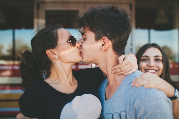 Beijando casal adolescente