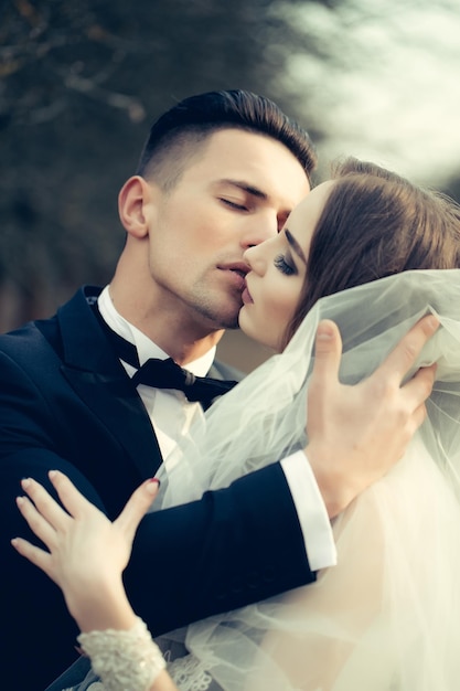 Foto beijando casal de casamento