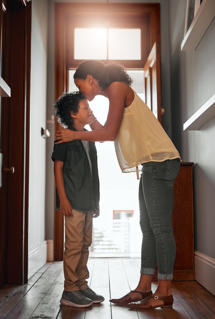 Foto beijar a casa e a mãe com o filho amor e ligação juntos com felicidade orgulho e cuidado apartamento pai solteiro e família com mãe menino e filho com afeição infância ou desenvolvimento no salão
