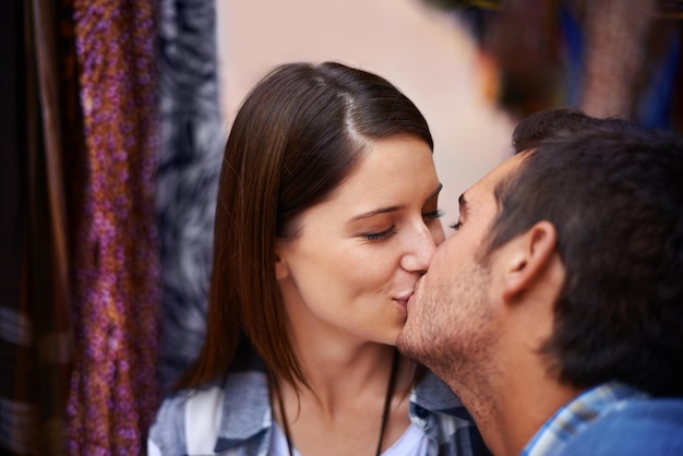 Foto beijar ao ar livre e casal com amor casamento e aniversário com romance ligação juntos e cidade de nova york felicidade homem e mulher com alegria relacionamento ou namoro com confiança cuidado ou apoio