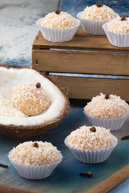 Beijinho típico de doce brasileiro coberto com flocos de coco