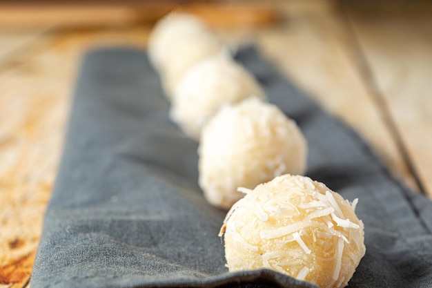 Beijinho, traditionelles brasilianisches süßes Dessert mit Kokosnuss und Sahnemilch