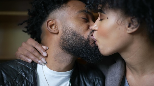 Beijo apaixonado um casal negro beijando um homem africano e uma mulher amam