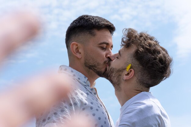 Beijo de casal gay no fundo do mar