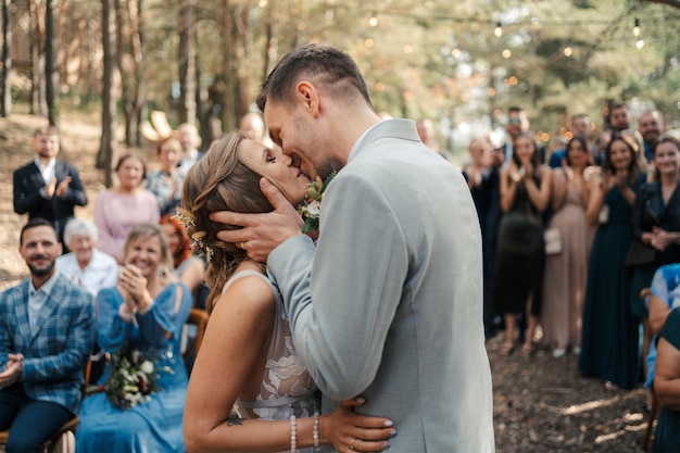 Beijo de casamento de casal