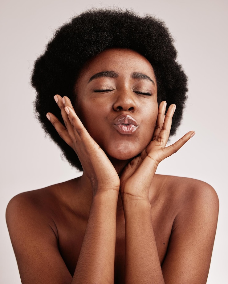 Foto beijo de mulher negra e rosto modelo com beleza de cuidados com a pele e estética de spa em um estúdio fundo branco isolado e tratamento de bem-estar de um jovem sentindo-se calmo com autocuidado e dermatologia