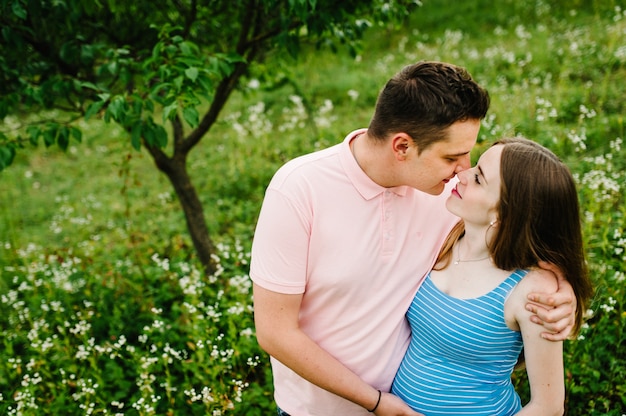 Beijo do casal grávido fica feliz em abraçar.