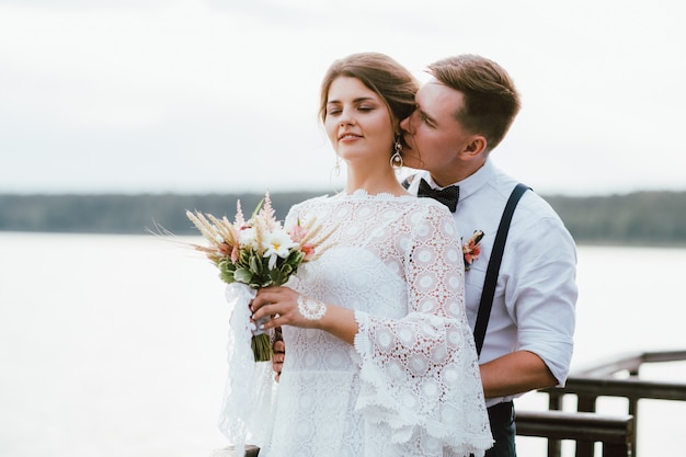 Beijo feliz casal recém-casado