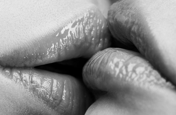 Foto beijo lésbico beijo de lábios femininos sensuais e molhados prazeres lésbicos prazer oral meninas de casal beijando lábios de perto toque sensual beijando atividade sexual preliminares quentes cuidados com os lábios educação sexual