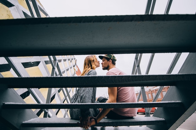 Beijo romântico de dois amantes na cidade / jovem casal feliz