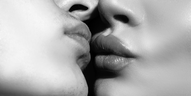 Beijo sensual de perto beijo sexy prazer oral casal de raparigas a beijar os lábios de perto toque sensual dos lábios paixão e sensual