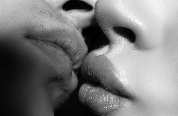 Beijo sensual de perto Casal apaixonado a beijar-se apaixonadamente