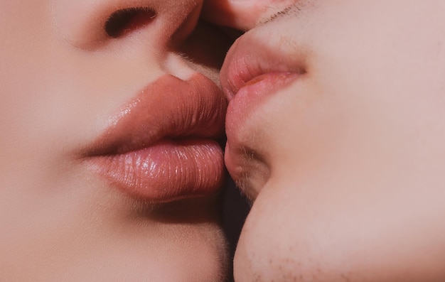 Beijo sensual de perto Dois lábios beijando um jovem íntimo sensual beijo de mulher
