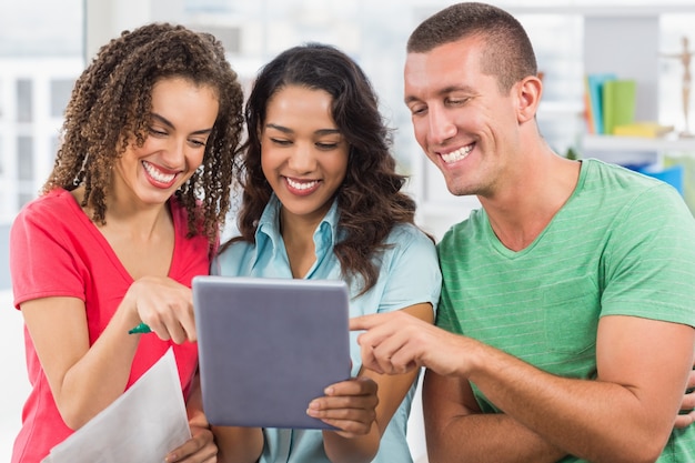 Beiläufige Kollegen, die digitale Tablette im Büro verwenden