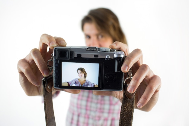 Beiläufiger Brunette, der ein selfie nimmt