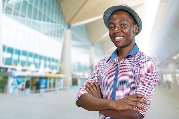 Beiläufiger junger afrikanischer Mann