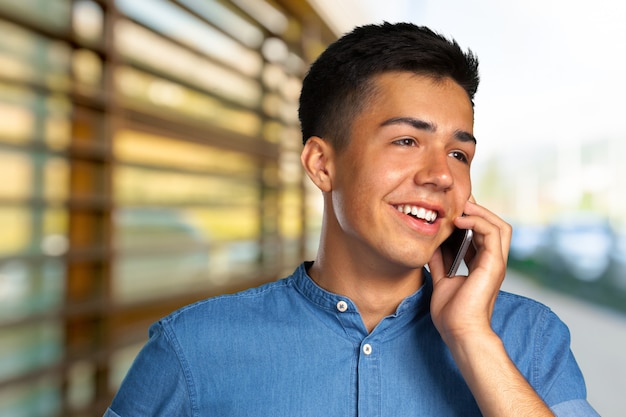 Beiläufiger Mann, der am Telefon spricht