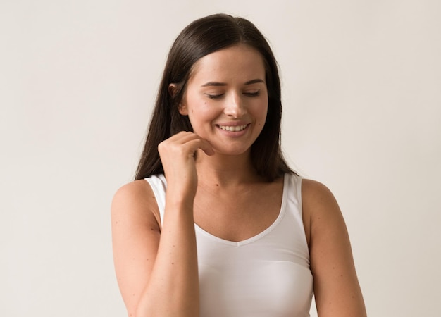 Beiläufiges Make-up des langen Haares der natürlichen Brunettefrau. Studioaufnahme.