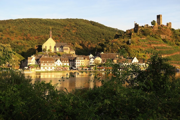 Foto beilstein en la orilla del río mosela