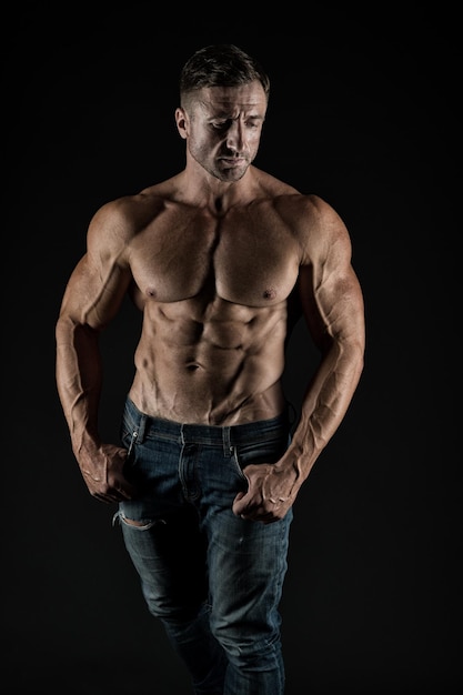 Beim Bodybuilding geht es darum, deinen Körper aufzubauen. Gut aussehender Mann mit perfektem Körper für Bodybuilding. Fitter Bodybuilder mit athletischem Oberkörper mit Sixpack. Bodybuilding. Bodybuilding-Show, Vintage-Filter.