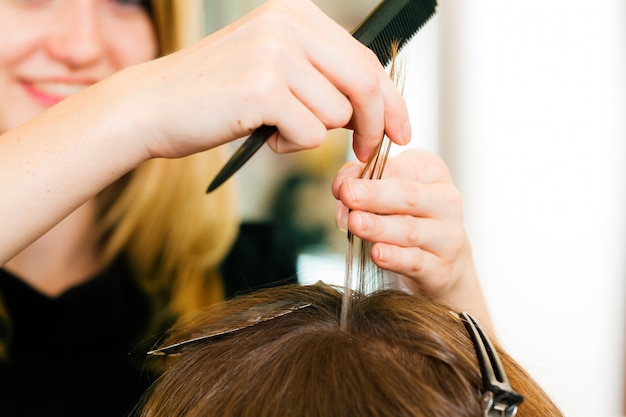 Beim Friseur - Frau bekommt neue Haarfarbe