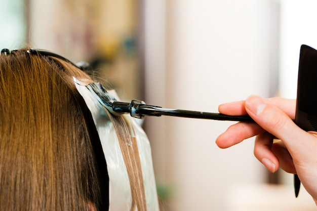 Beim friseur - frau bekommt neue haarfarbe