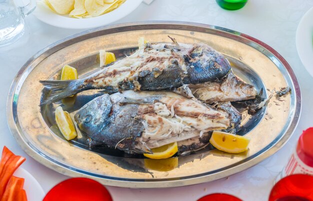 Beim Segeln auf einer Yacht wird Seefisch auf einem Grill gegrillt