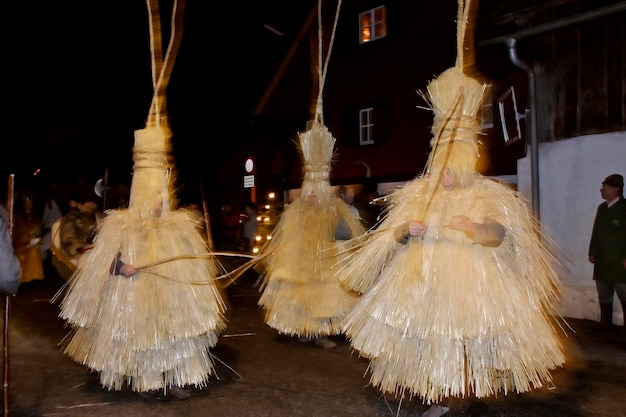 Beim traditionellen Mitterndorfer Nikolausspiel treten einzigartige Figuren wie der Schab im kleinen Dorf Krungl in der Steiermark in Österreich auf