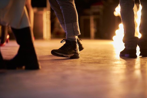 beine auf der tanzfläche in einem nachtclub nahaufnahme platz für text beine hautnah