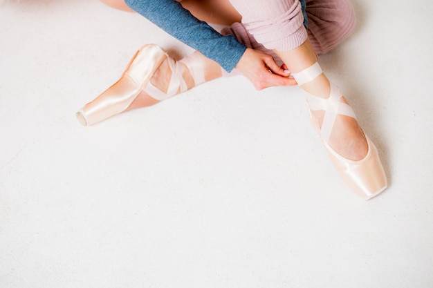 Beine einer Ballerina in der pointe beschuht Nahaufnahme auf einer Draufsicht des weißen Hintergrundes