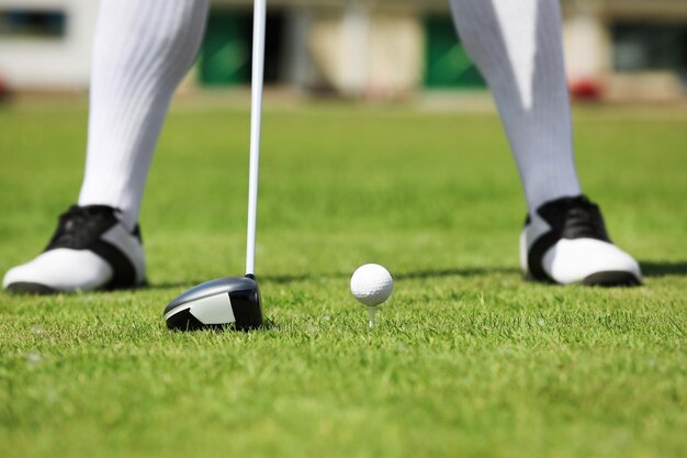 Beine eines jungen Mannes, der an sonnigen Tagen auf dem Golfplatz Golf spielt