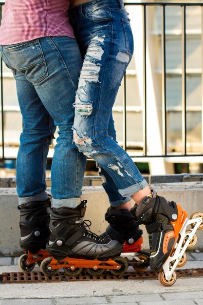 Beine eines Paares mit Rollerblades.