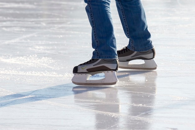 Beine eines Skaters beim Eislaufen auf der Straßeneisbahn.