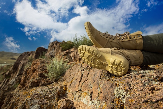 Beine in Schuhen Modedetails einer stilvollen Frau in Khaki-Kleidung in der Felsenwüste, die auf Safari-Kopienraum reist