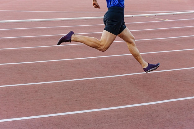 Beine männlicher Läufer Athlet läuft Sprintrennen
