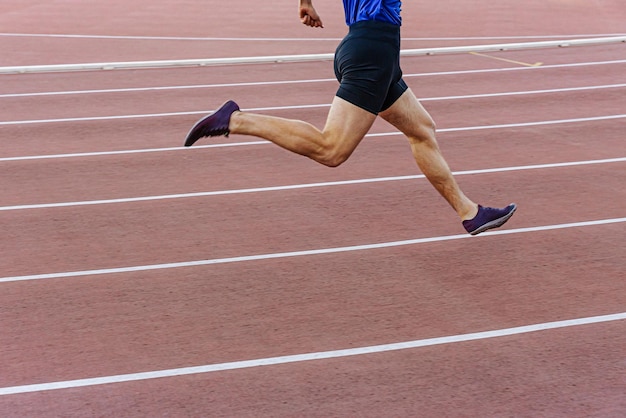 Foto beine männlicher läufer athlet läuft sprintrennen