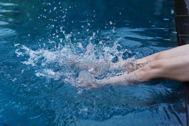 Beine plantschen im Pool