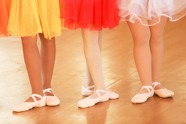 Foto beine von süßen kleinen ballerinas im tanzstudio