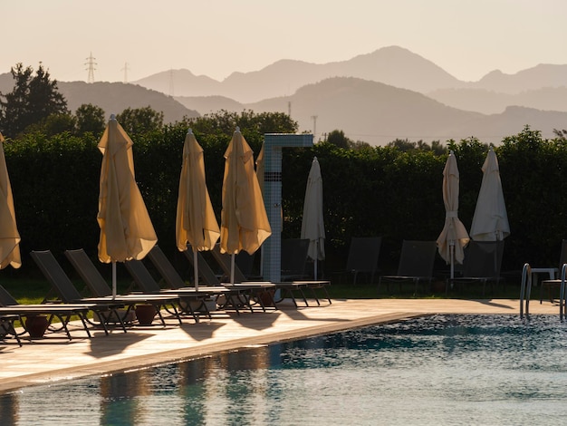 À beira da piscina de um hotel ao pôr do sol