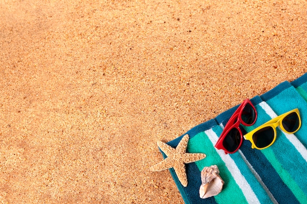 Beira de fundo de praia de férias de verão, óculos de sol, areia