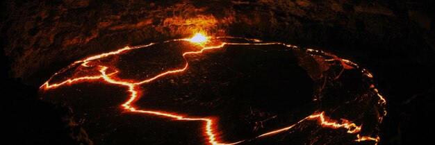 À beira do lago de lava do vulcão Erta Ale